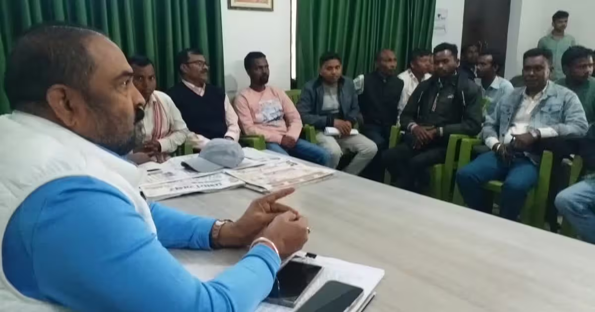 सिल्ली विधायक अमित महतो की शिकायत लेकर विनोद पांडे के पास पहुंचे JMM कार्यकर्ता, केंद्रीय महासचिव से कहा-नहीं सुनते है बात