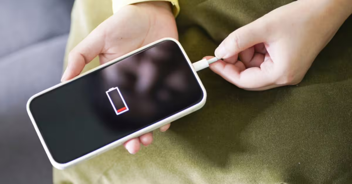 पलक झपकते ही फोन की बैटरी जो जाती है डाउन? जानें 5 बड़े कारण और उन्हें ठीक करने का तरीका