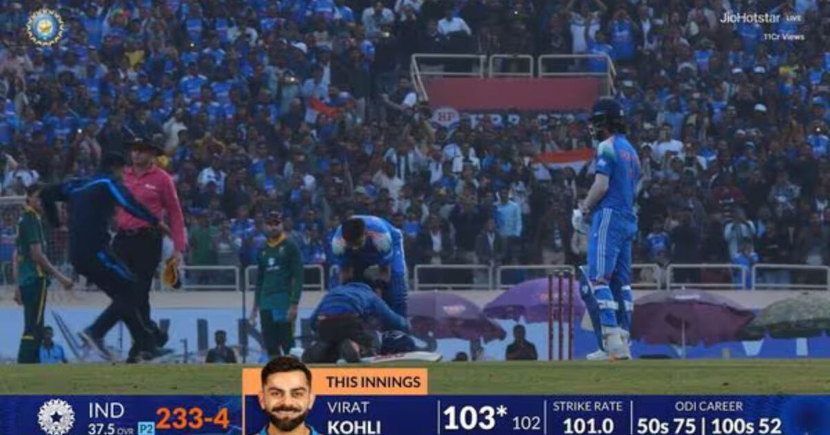 रांची में सुरक्षा घेरा तोड़कर विराट कोहली के पैर छूने पहुंच गया शख्स, तस्वीर में देखें कौन था 'जबरा फैन' | Virat Kohli 52nd ODI century India vs South Africa Ranchi Fan breaches security