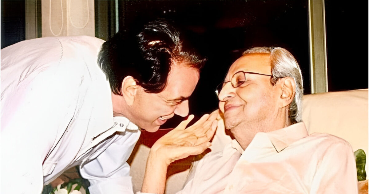 प्राण से उनके अंतिम दिनों में धर्मेंद्र ने पूछा था नॉटी सवाल, जानें हीमेन के निधन के बाद अब पोस्ट क्यों हो रही वायरल | Dharmendra drops throwback picture with Pran from his final moments made villain laugh