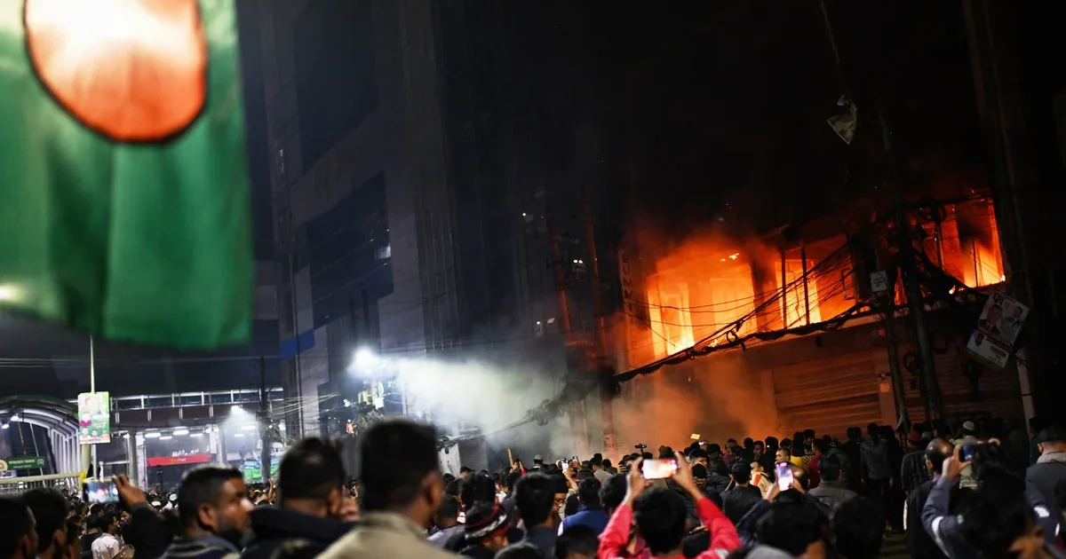 अखबारों पर क्यों फूटा बांग्लादेशी भीड़ का गुस्सा? मरते-मरते बचे 25 पत्रकार, 4 घंटे बाद रेस्क्यू