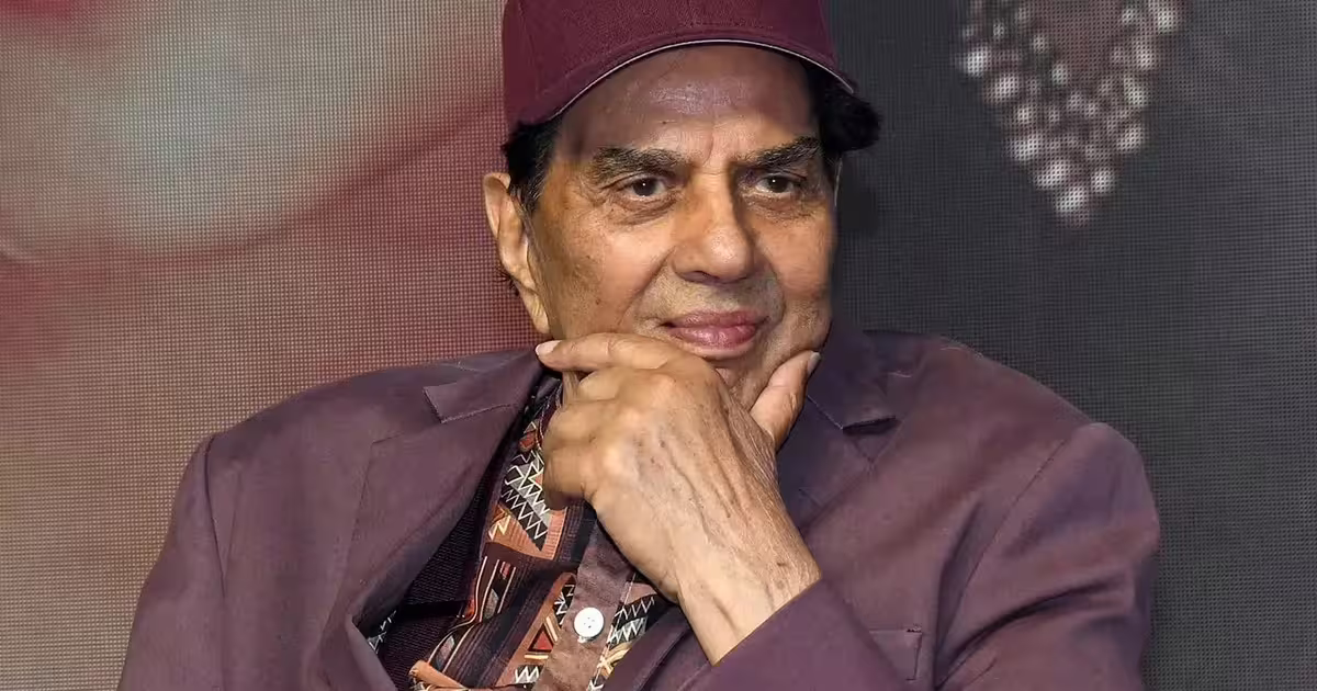 Dharmendra का Ikkis के सेट से आख़िरी वीडियो हुआ वायरल, सबके सामने मांगी थी माफ़ी। लोग हुए भावुक!