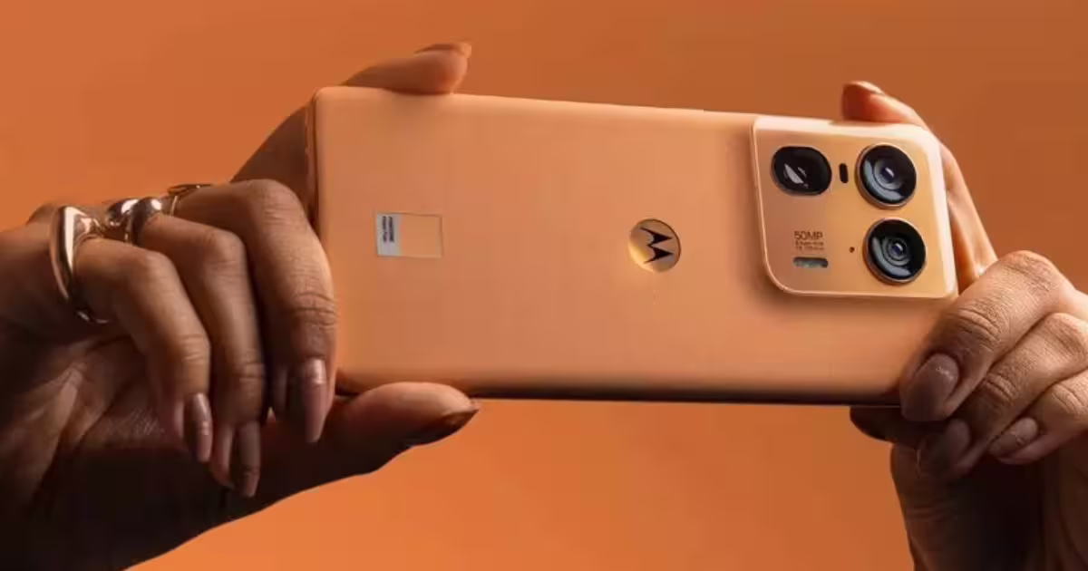 15000 रुपये सस्ता हो गया Motorola का तीन कैमरों वाला फ्लैगशिप फोन, जानें कहां मिल रही बेस्ट डील