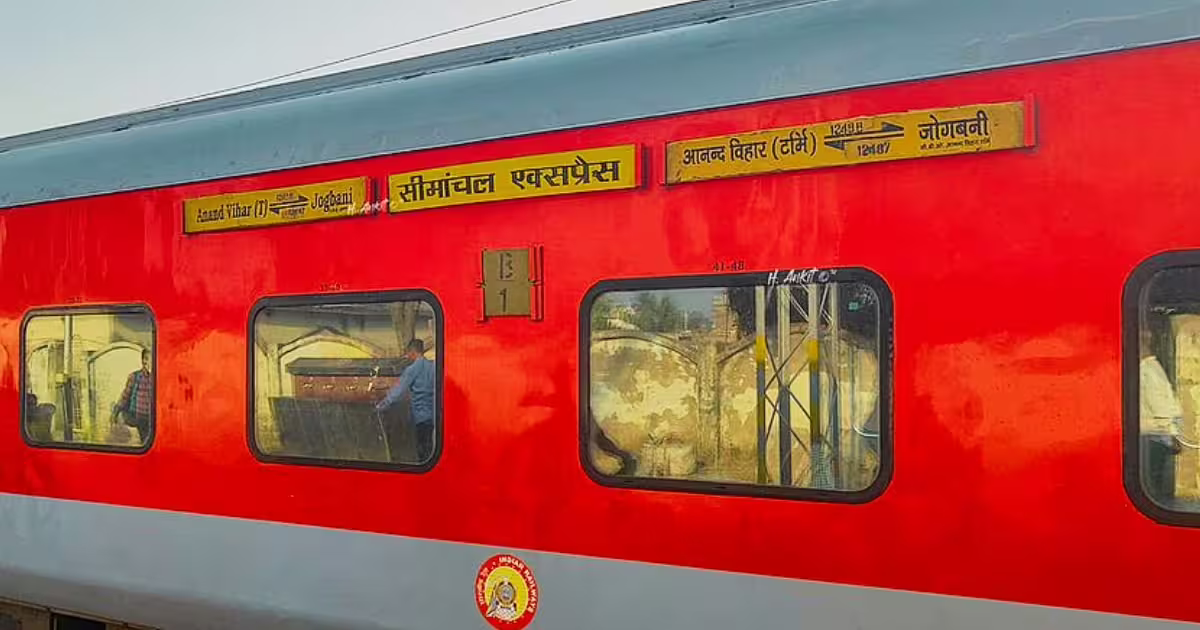 सीमांचल एक्सप्रेस पर फायरिंग, बोगी का टूटा शीशा, देर रात ट्रेन में मची दहशत