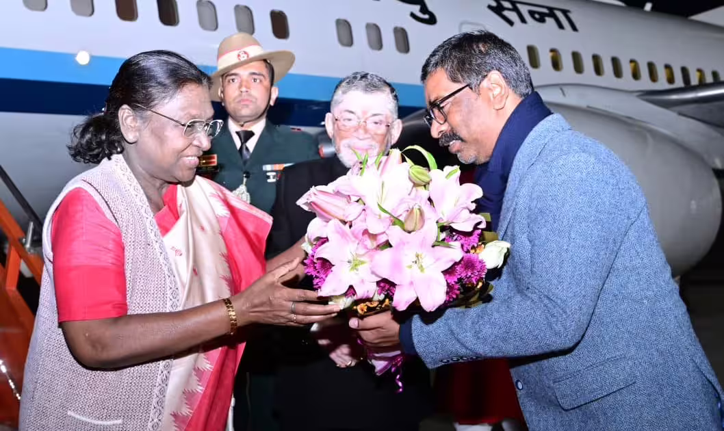 राष्ट्रपति द्रौपर्दी मुर्मू का तीन दिवसीय झारखंड दौरा, राज्यपाल संतोष गंगवार और मुख्समंत्री हेमंत सोरेन ने किया स्वागत