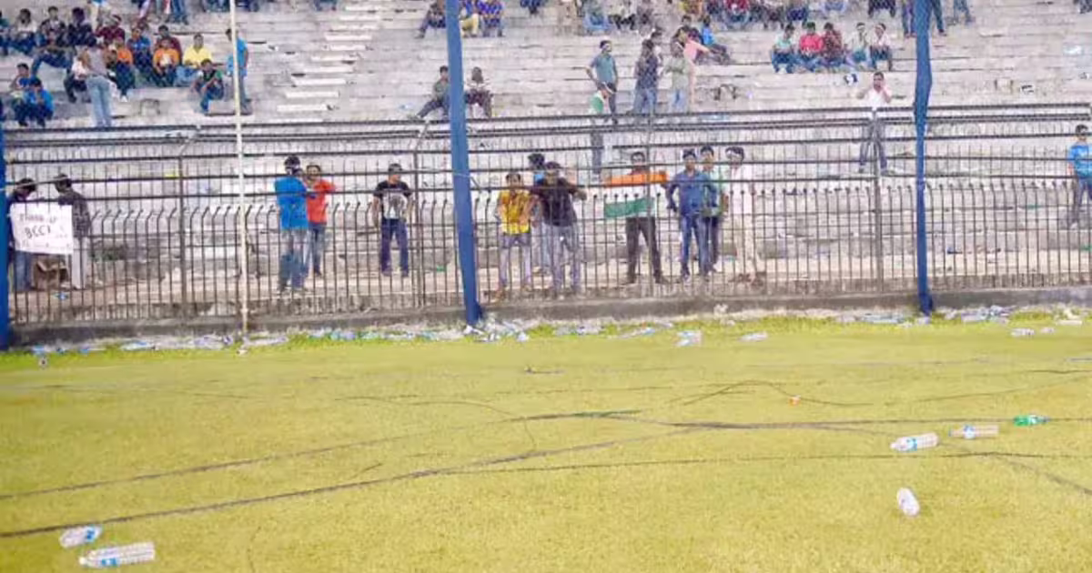 कटक की कड़वीं यादें, जब साउथ अफ्रीका के खिलाफ खेले गए मैच में दर्शकों ने खेल को किया था शर्मिंदा | Controversy at Cuttack’s Barabati Stadium, spectators threw water bottles