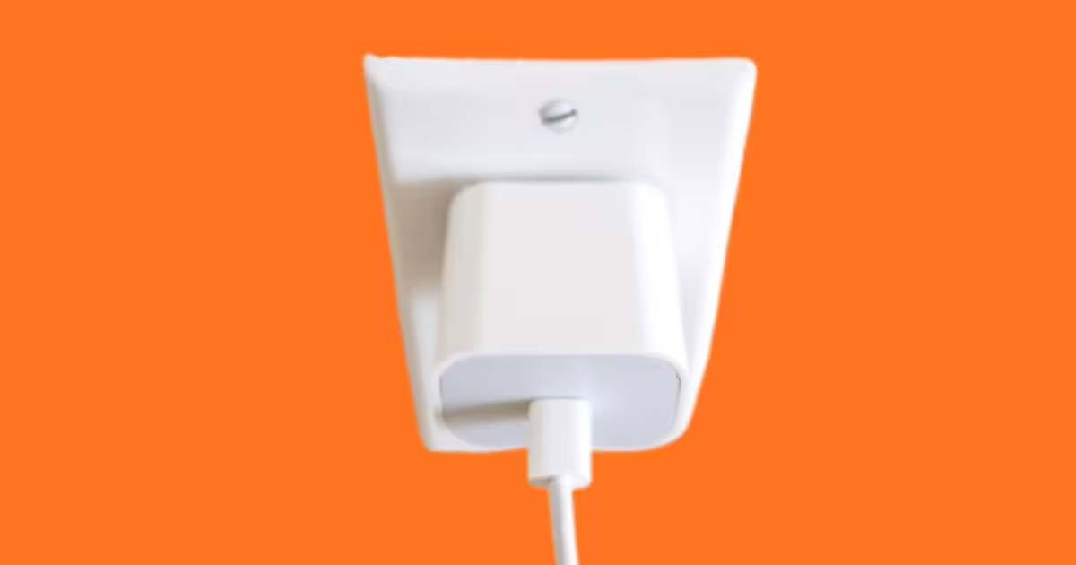 क्या आप भी फोन चार्ज होने के बाद चार्जर प्लग में छोड़ देते हैं? महंगी पड़ेगी यह आदत