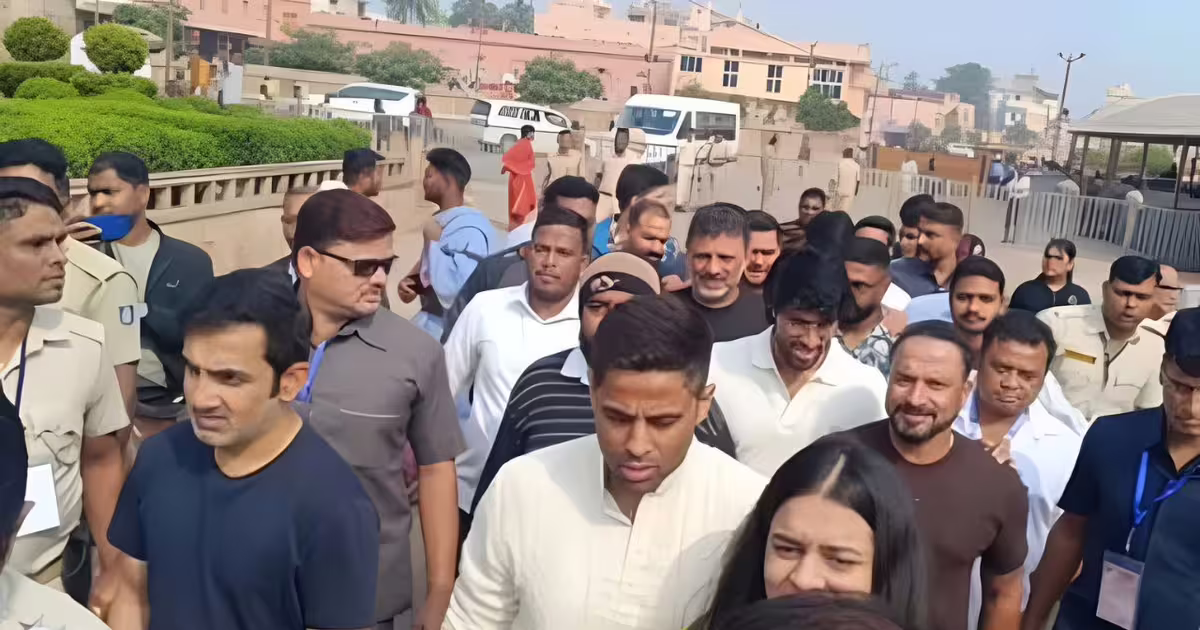 IND vs SA: साउथ अफ्रीका के खिलाफ टी20 सीरीज से पहले भगवान जगन्नाथ की शरण मं पहुंचे सूर्या-गंभीर, देखें वीडियो | ind vs sa suryakumar yadav gautam gambhir and other players visited lord jagannath temple watch video