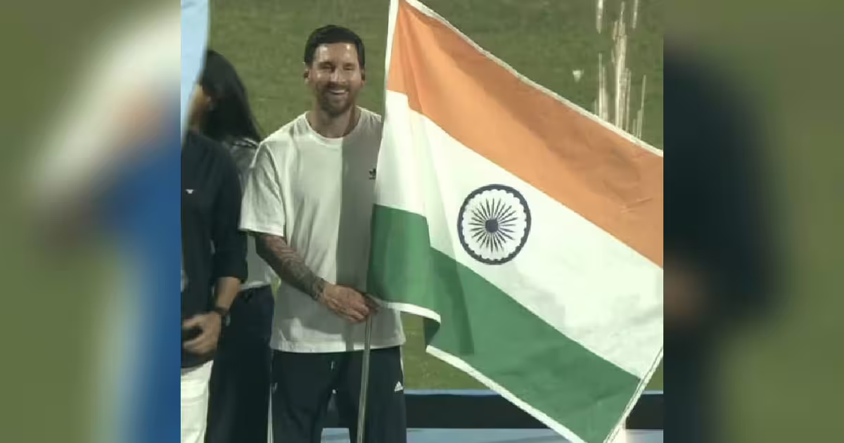 लियोनल मेसी ने वानखेड़े स्टेडियम में गर्व के साथ थामा भारत का तिरंगा, जीता करोड़ों हिंदुस्तानियों का दिल | Lionel Messi proudly holds the Indian flag at the Wankhede Stadium