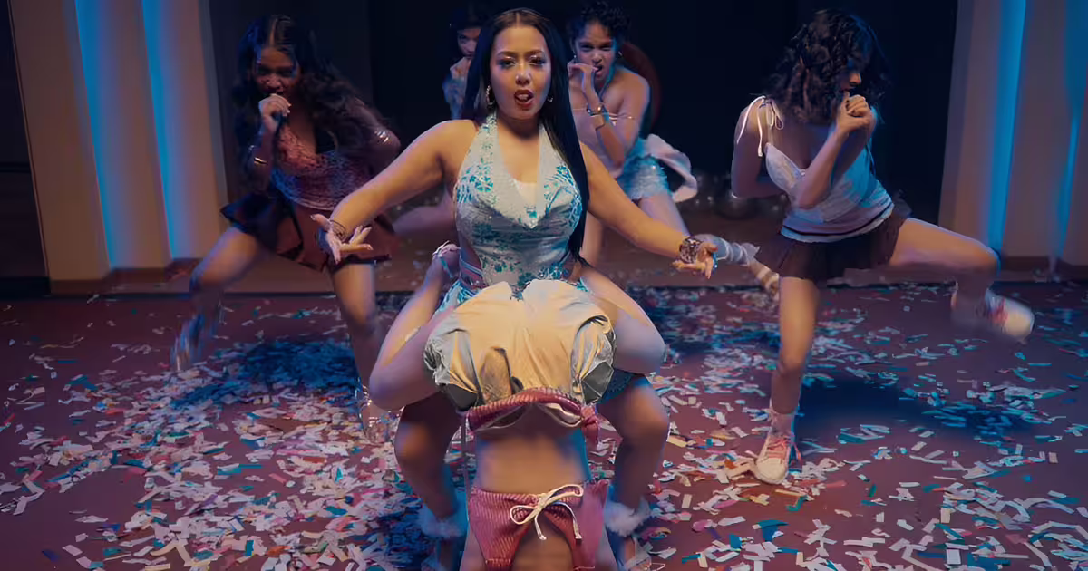 अश्लील डांस स्टेप के लिए नेहा कक्कड़ पर जमकर भड़के लोग, रिलीज होते ही विवादों में आया 'कैंडी शॉप' गाना | Neha Kakkar Criticised For Vulgar Dance Of New Song Candy Shop netizens angry step in tony kakkar song