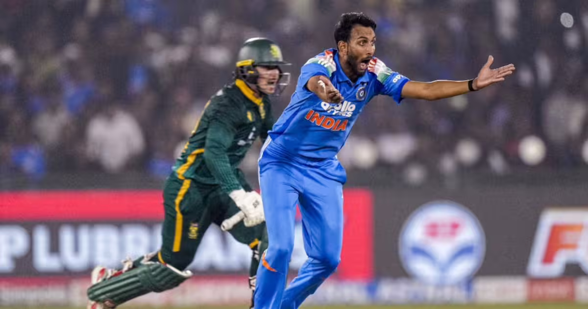IND vs SA: तीसरे वनडे में प्रसिद्ध कृष्णा का 'चौका', एक ही ओवर में अफ्रीका को दिया डबल झटका | Prasidh Krishna took two wickets in a single over in the third ODI against South Africa