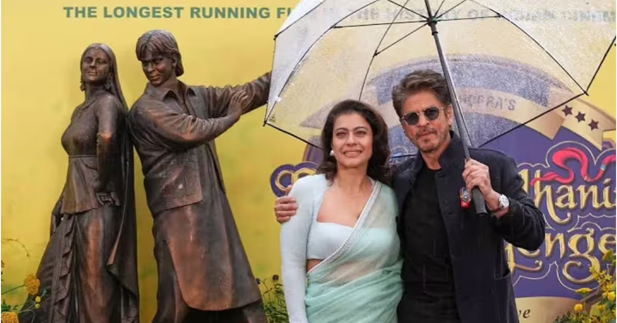 30 साल बाद भी लंदन में बजा DDLJ का डंका, शाहरुख खान ने दिखाई राज-सिमरन के सिग्नैचर स्टाइल वाली स्टैच्यू | Shah Rukh Khan Kajol Statue from Dilwale Dulhania Le Jayenge raj simran in London