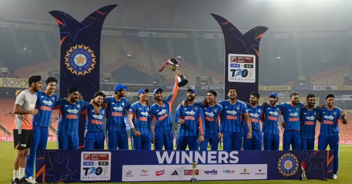 गिल के कहने पर सूर्या ने बदला ट्रॉफी देने का फैसला, इस खिलाड़ी को थमाई ट्रॉफी, वीडियो हुआ वायरल | IND vs SA Shubman Gill's suggestion Suryakumar Yadav changed his decision handed the trophy to Shahbaz Ahmed the video went viral