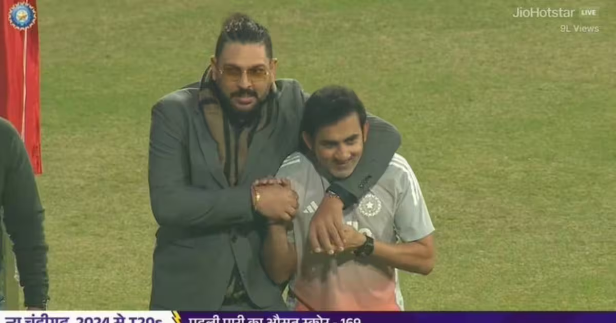 IND vs SA: दूसरे टी20 में मिले दो वर्ल्ड कप विजेता, वीडियो में देखें बर्थडे से एक दिन पहले युवराज की गंभीर के साथ मस्ती | Stand named after Yuvraj Singh and Harmanpreet Kaur inaugurated