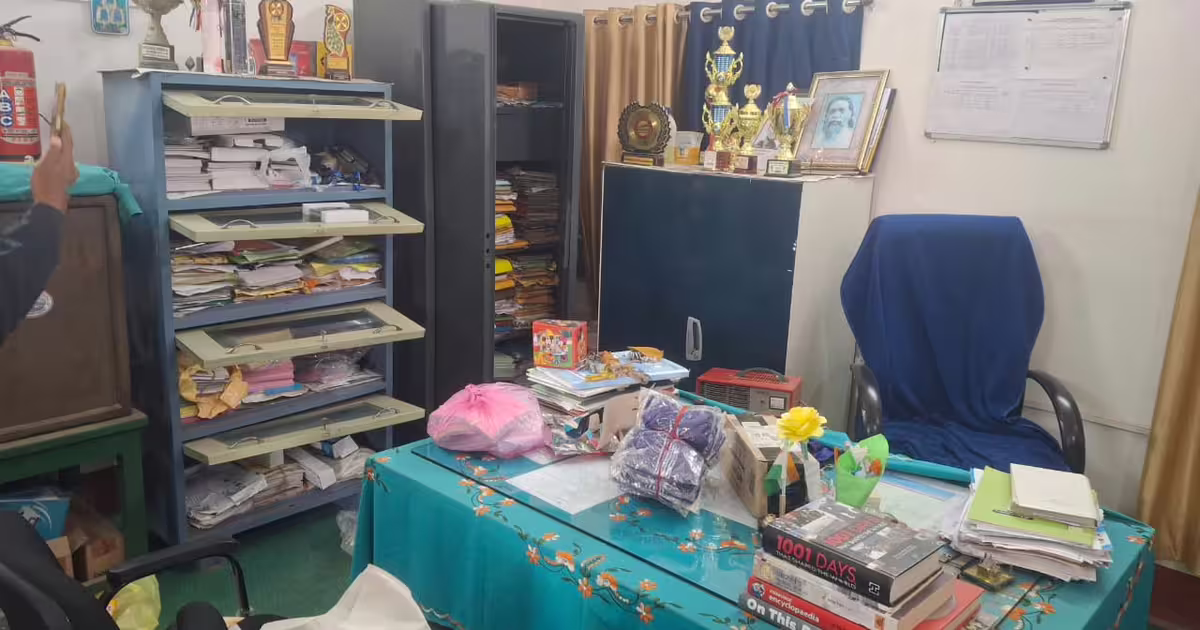 Chaibasa Jagannathpur Theft : जगन्नाथपुर में सरकारी विद्यालय से लैपटॉप, टैबलेट के साथ बिस्कुट ले उड़े चोर, सीसीटीवी में कैद