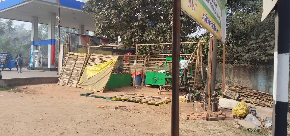 JAMSHEDPUR : राष्ट्रपति के आगमन पर सड़क किनारे रंग-रोगन और सफाई का काम जोरों पर, अवैध कब्जा भी हटा रहा जिला प्रशासन