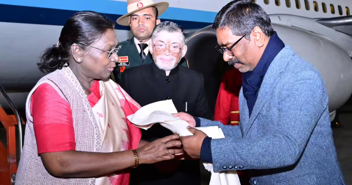 राष्ट्रपति द्रौपदी मुर्मु पहुंची रांची, गवर्नर और सीएम ने किया स्वागत